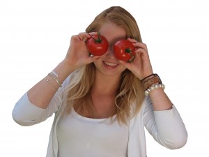 Jong volwassen met tomaten voor ogen