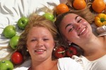 Jonge vrouwen tussen fruit